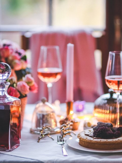 gedeckter Tisch mit Wein und Blumen im Strandhotel Fischland