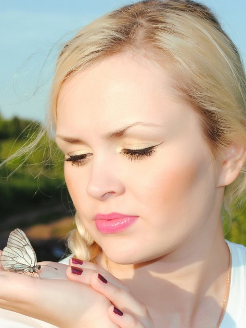 geschminkte Frau mit Schmetterling im Strandhotel Fischland