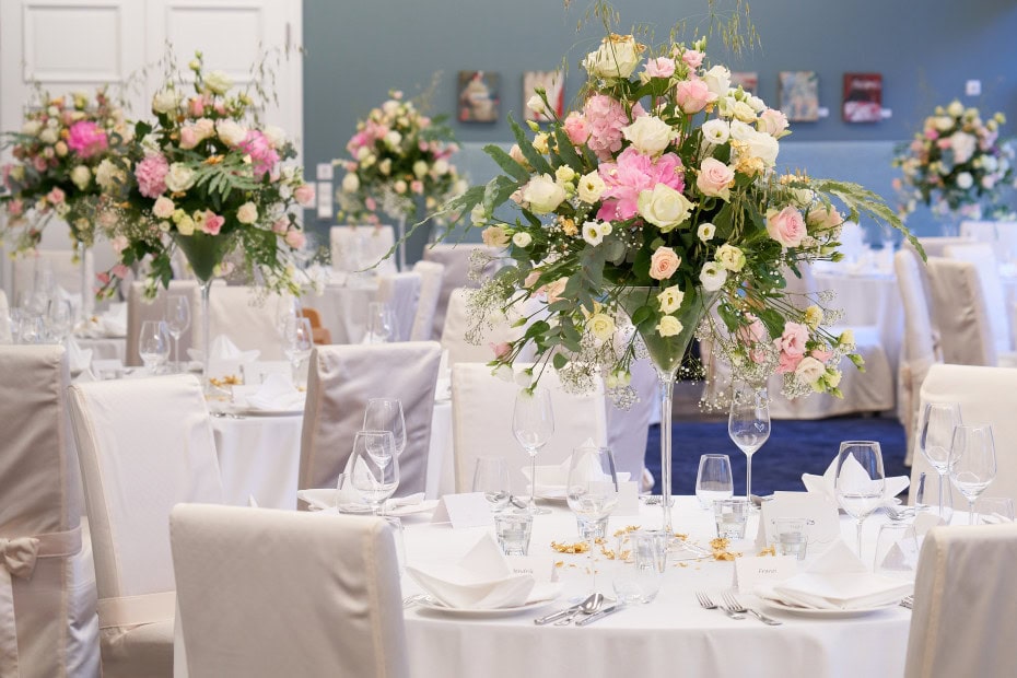 eingedeckte Tische für eine Hochzeit mit Blumendekoration im Strandhotel Fischland