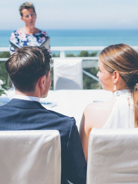 Brautpaar bei Trauung mit Blick auf die Ostsee im Strandhotel Fischland